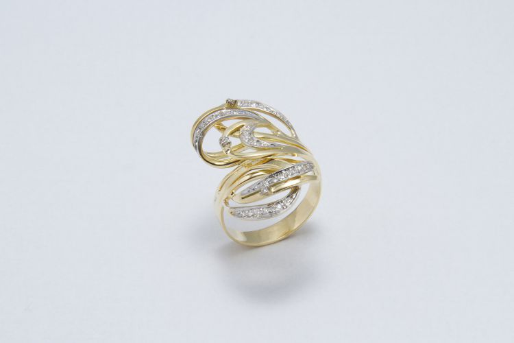 Conjunto de anel e brincos em ouro amarelo 18k com diamantes e detalhes em ródio branco
