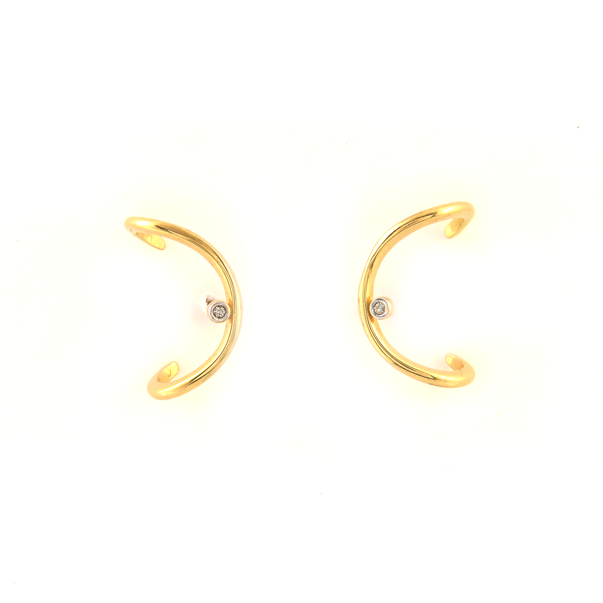 Par de brincos em ouro amarelo 18K com diamantes